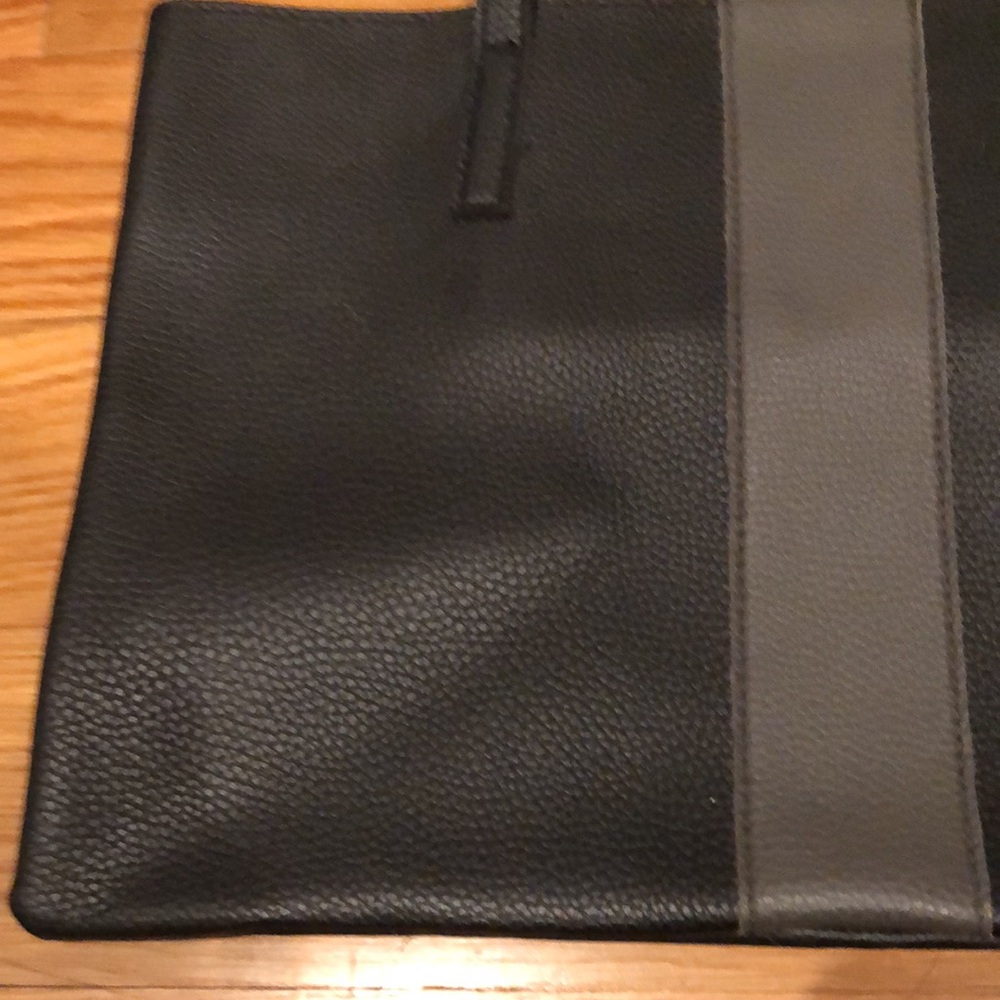 ✔️ Donated Vince Camuto Pebbled Vegan Leather Luck Tote Bag (discount) - Picture 16 of 16